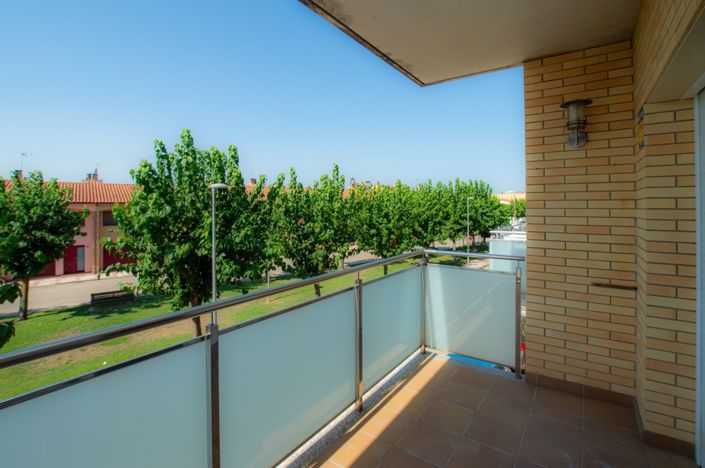 Image No.20-3 Bed Flat for sale