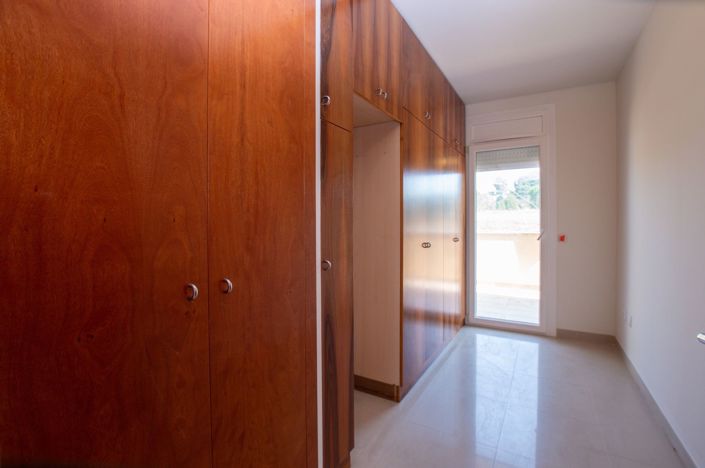 Image No.29-3 Bed Flat for sale