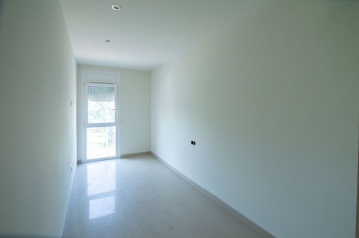 Image No.32-3 Bed Flat for sale