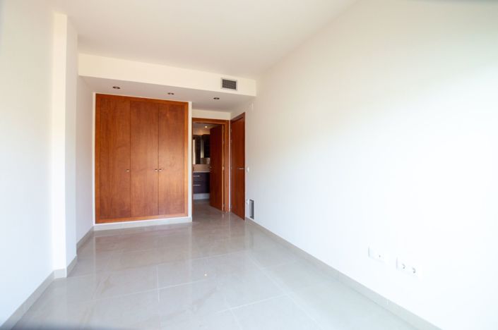 Image No.35-3 Bed Flat for sale