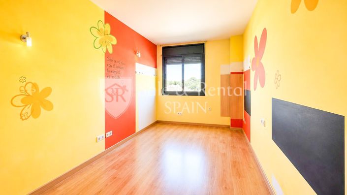 Image No.24-3 Bed Flat for sale