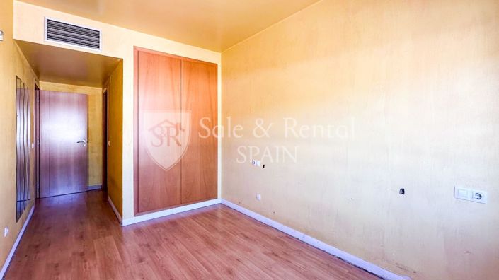 Image No.25-3 Bed Flat for sale