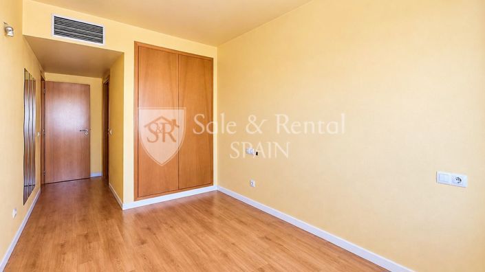 Image No.26-3 Bed Flat for sale