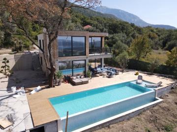 1 - Kavac, Villa