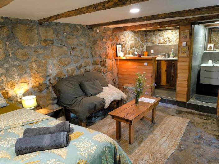 Image No.26-3 Bed Vineyard for sale