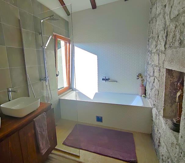 Image No.16-3 Bed Vineyard for sale