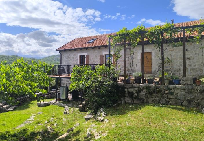 Image No.19-3 Bed Vineyard for sale