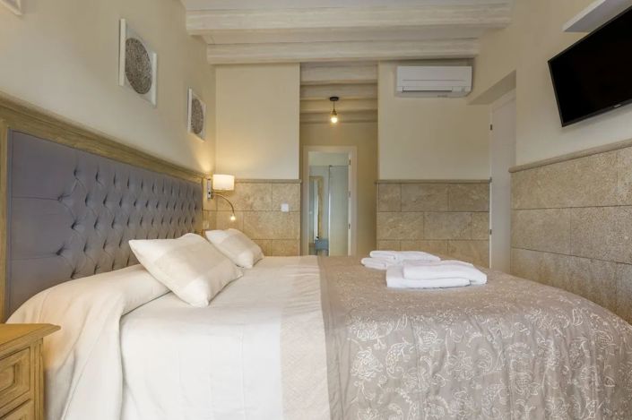 Image No.15-12 Bed Villa for sale