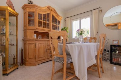 chalet-vistas-panoramicas-cerca-denia-comedor