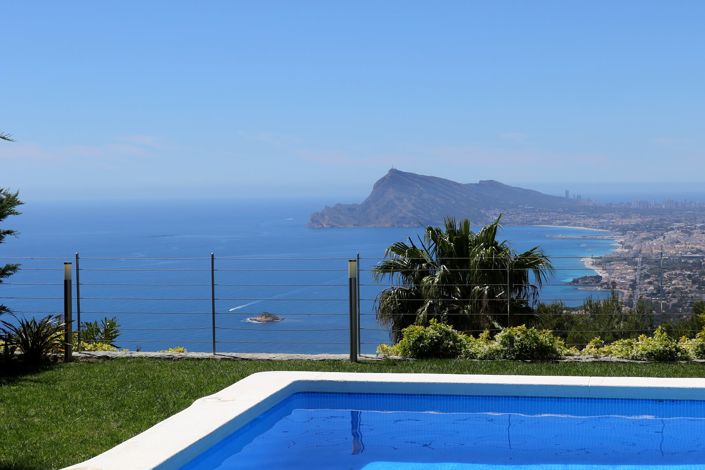 Image No.1-6 Bed Villa for sale