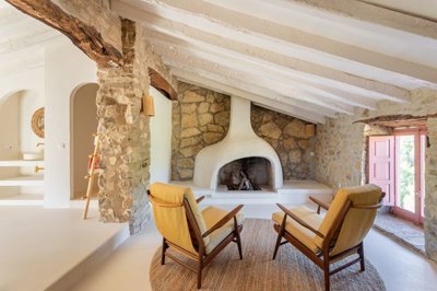 airbnb-master-suite-fireplace