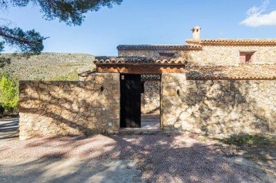 airbnb-black-courtyard-door