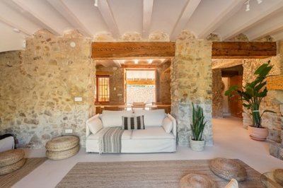 airbnb-living-room-to-oak-door