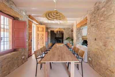 airbnb-dining-room-table