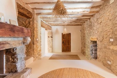 airbnb-entrance-looking-out