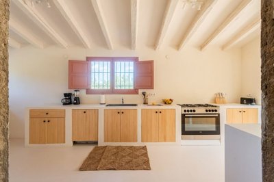 airbnb-frontal-kitchen