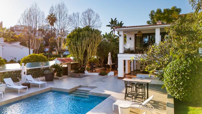 Image No.1-6 Bed Villa for sale