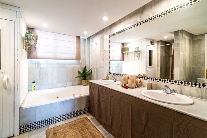 Image No.20-4 Bed House for sale