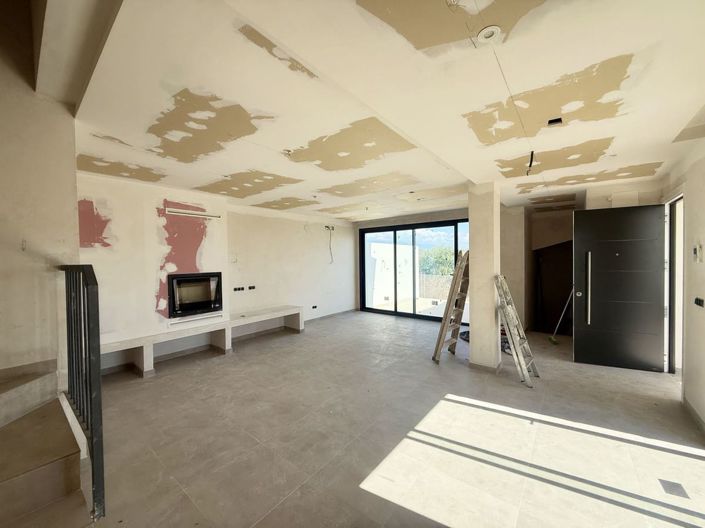 Image No.8-2 Bed House for sale