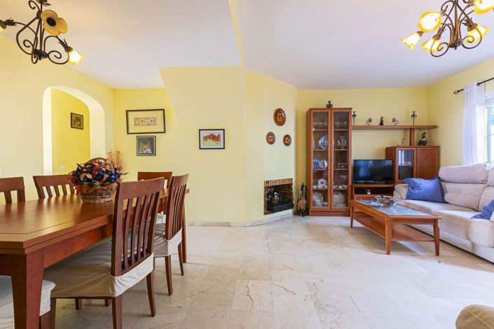 Image No.4-6 Bed House for sale