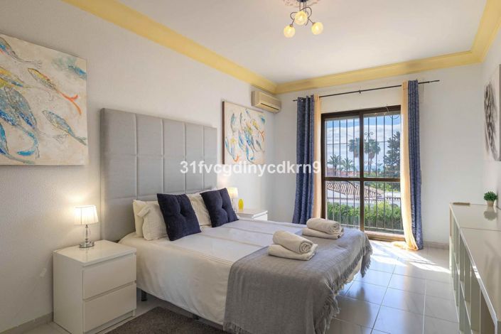 Image No.8-5 Bed House for sale