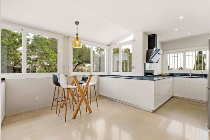 Image No.15-4 Bed House for sale
