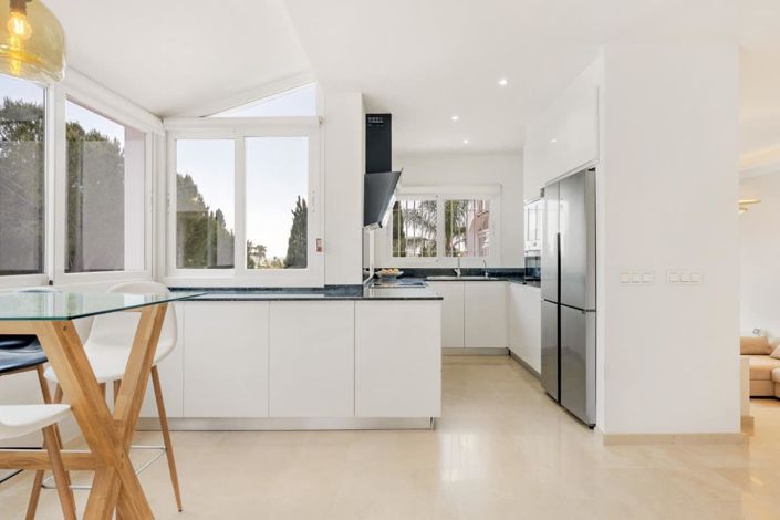 Image No.3-4 Bed House for sale