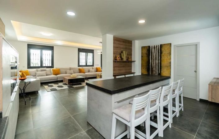Image No.8-6 Bed House for sale