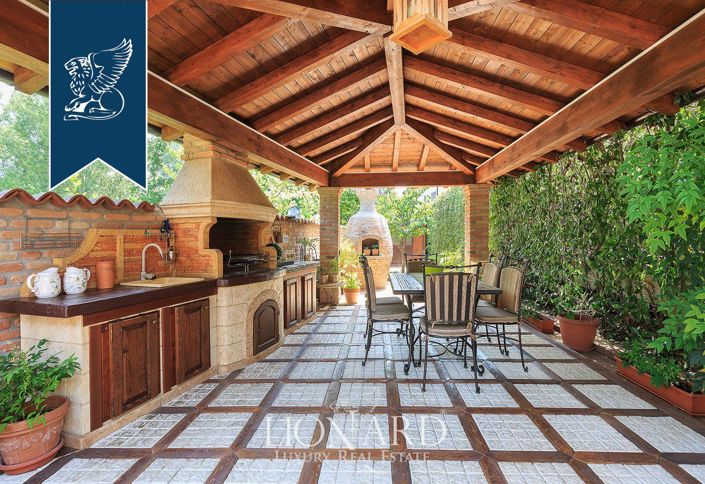 Image No.15-8 Bed Villa for sale