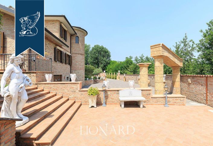 Image No.2-8 Bed Villa for sale