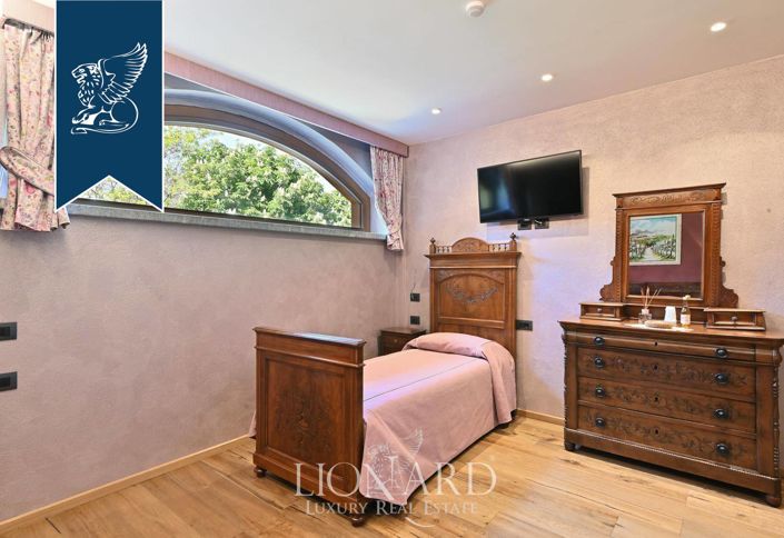 Image No.40-16 Bed Farmhouse for sale