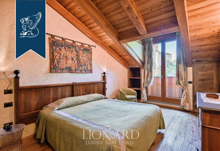 Image No.42-16 Bed Farmhouse for sale