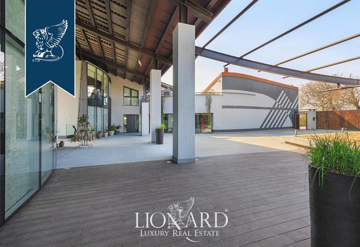 Image No.10-8 Bed Villa for sale