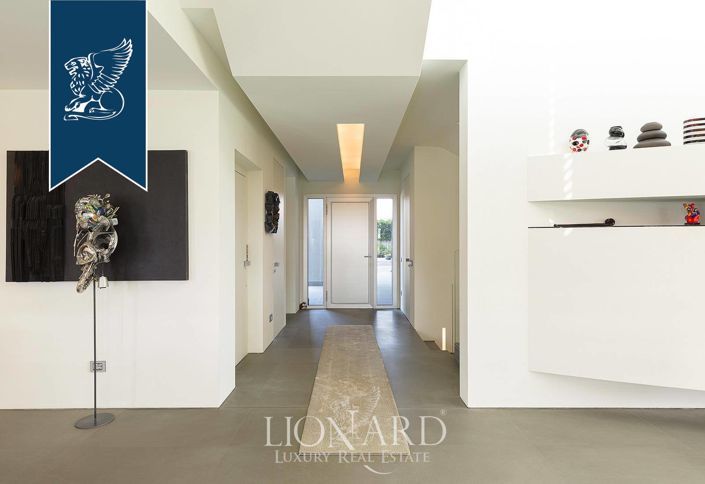 Image No.29-8 Bed Villa for sale