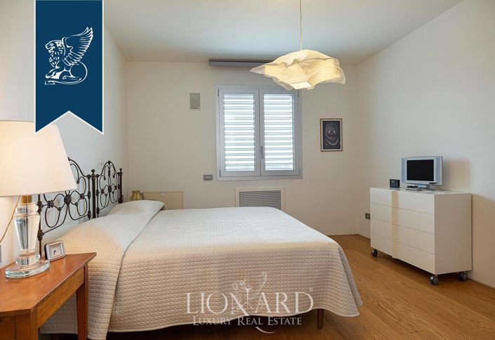 Image No.39-8 Bed Villa for sale