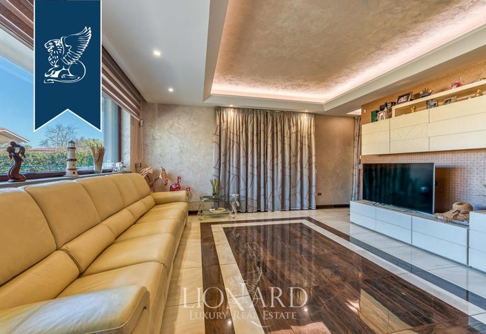 Image No.2-5 Bed Villa for sale