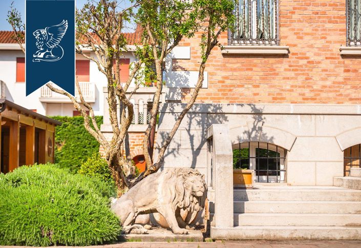 Image No.7-7 Bed Villa for sale