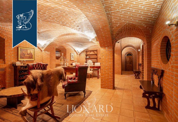 Image No.65-8 Bed Villa for sale