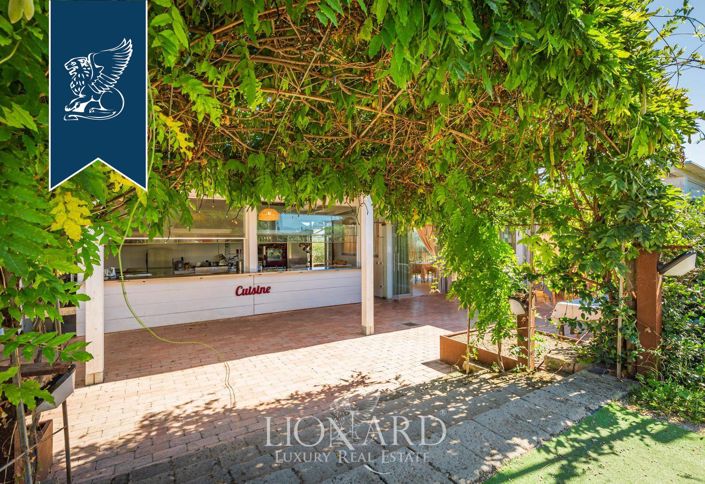 Image No.16-10 Bed Farmhouse for sale