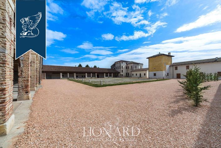 Image No.16-8 Bed Villa for sale