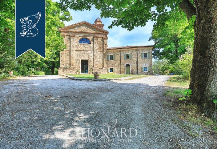 Image No.4-10 Bed Property for sale