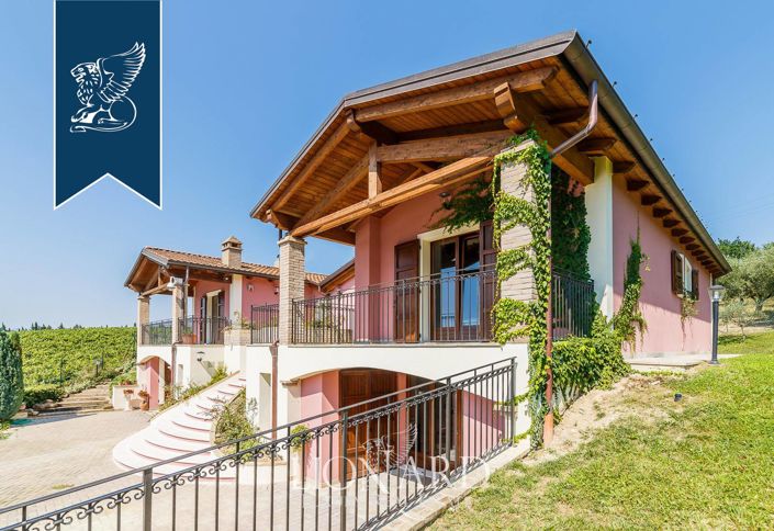 Image No.8-6 Bed Farmhouse for sale