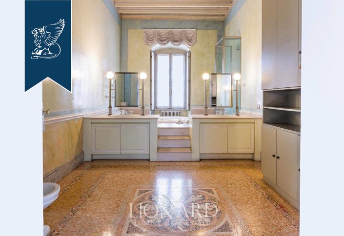 Image No.19-5 Bed Property for sale