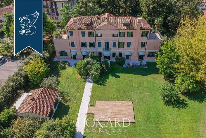 Image No.10-8 Bed Villa for sale