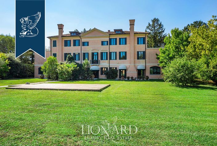 Image No.3-8 Bed Villa for sale