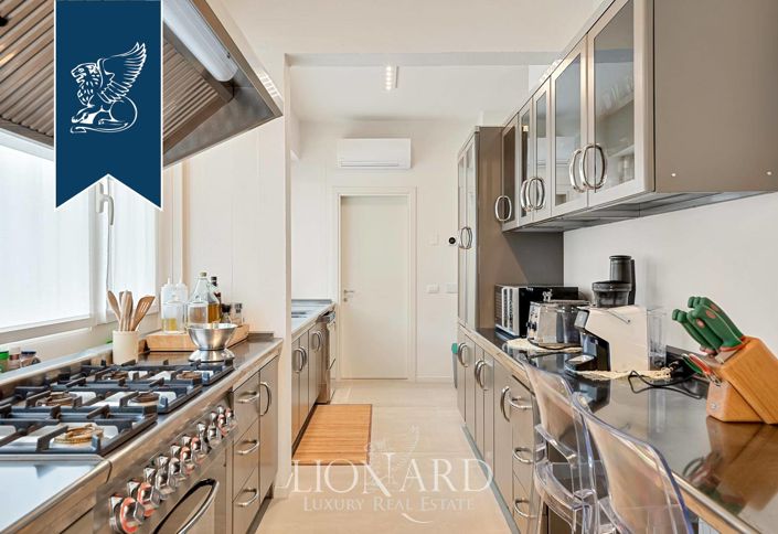 Image No.11-8 Bed Villa for sale