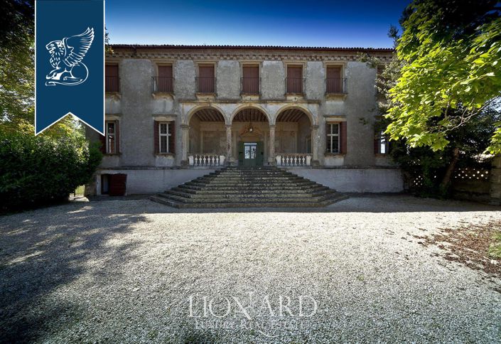 Image No.13-32 Bed Villa for sale