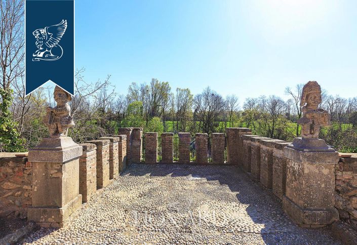 Image No.17-6 Bed Property for sale