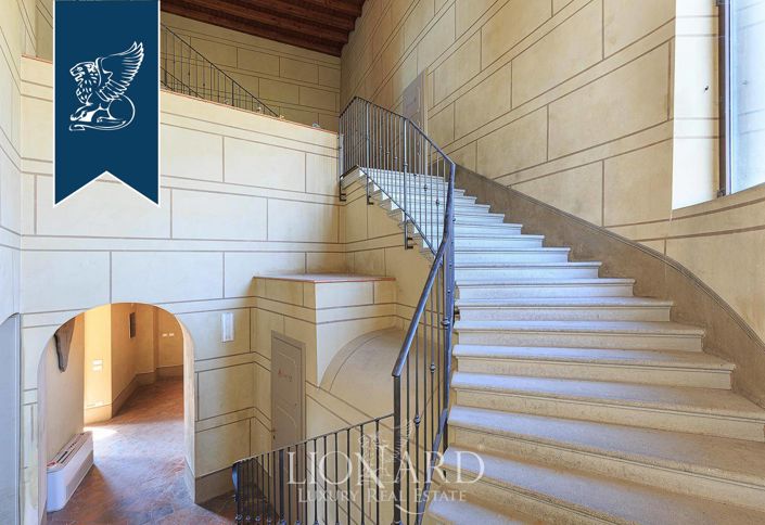 Image No.24-6 Bed Property for sale