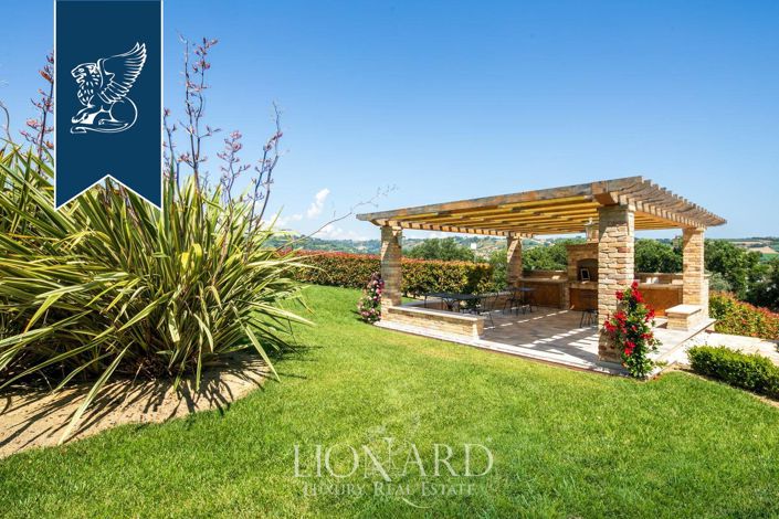 Image No.8-9 Bed Farmhouse for sale